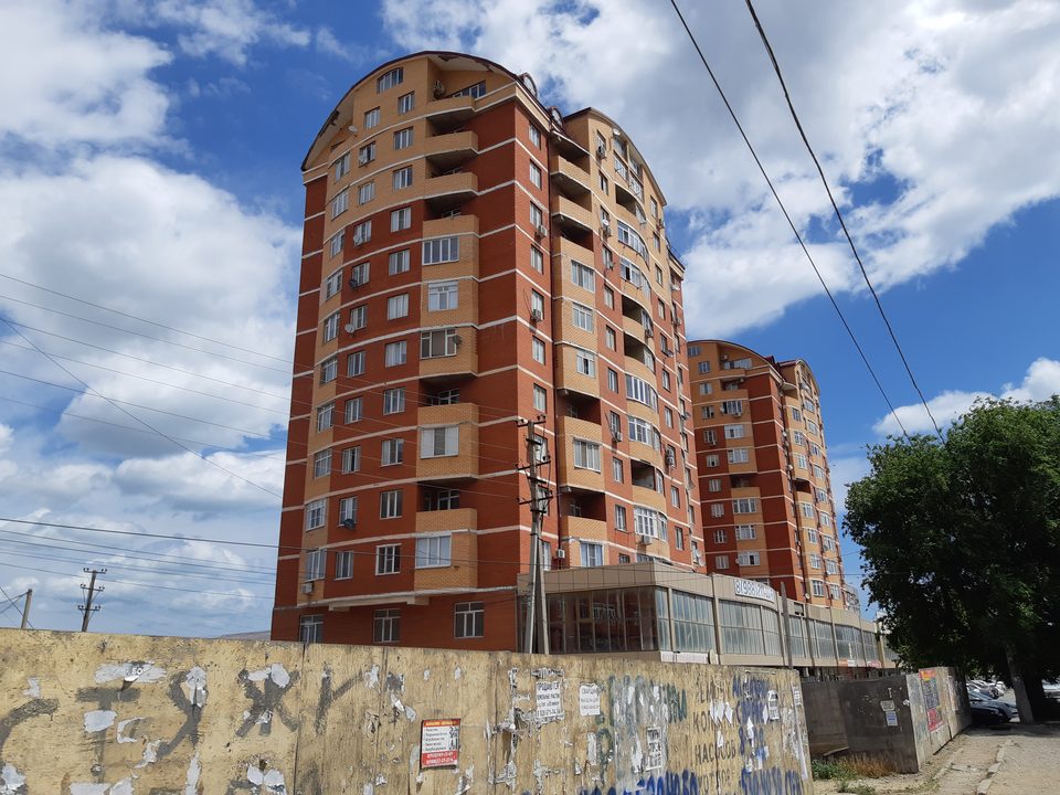 180-квартирный 12-этажный жилой дом со встроенно-пристроенным торговым центром с индивидуальной котельной и резервуаром для воды