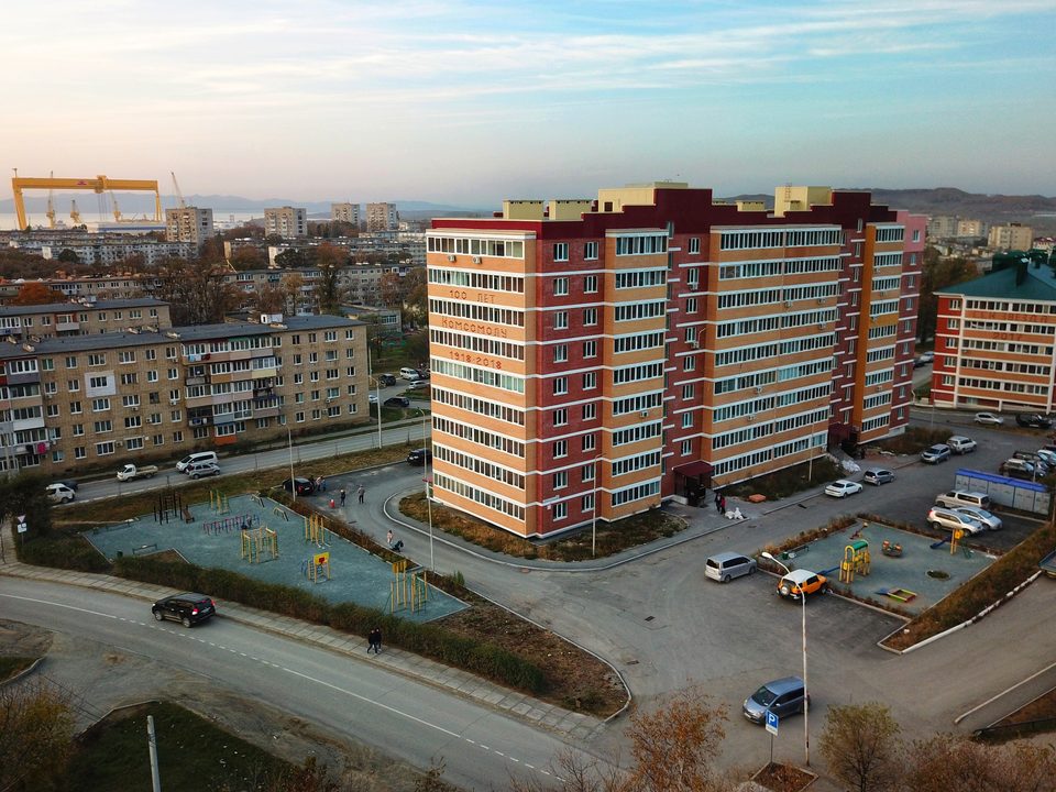 Многоквартирный жилой дом в 15 м на северо-запад от жилого дома № 29 по ул. Приморского Комсомола в г. Большой Камень Приморского края