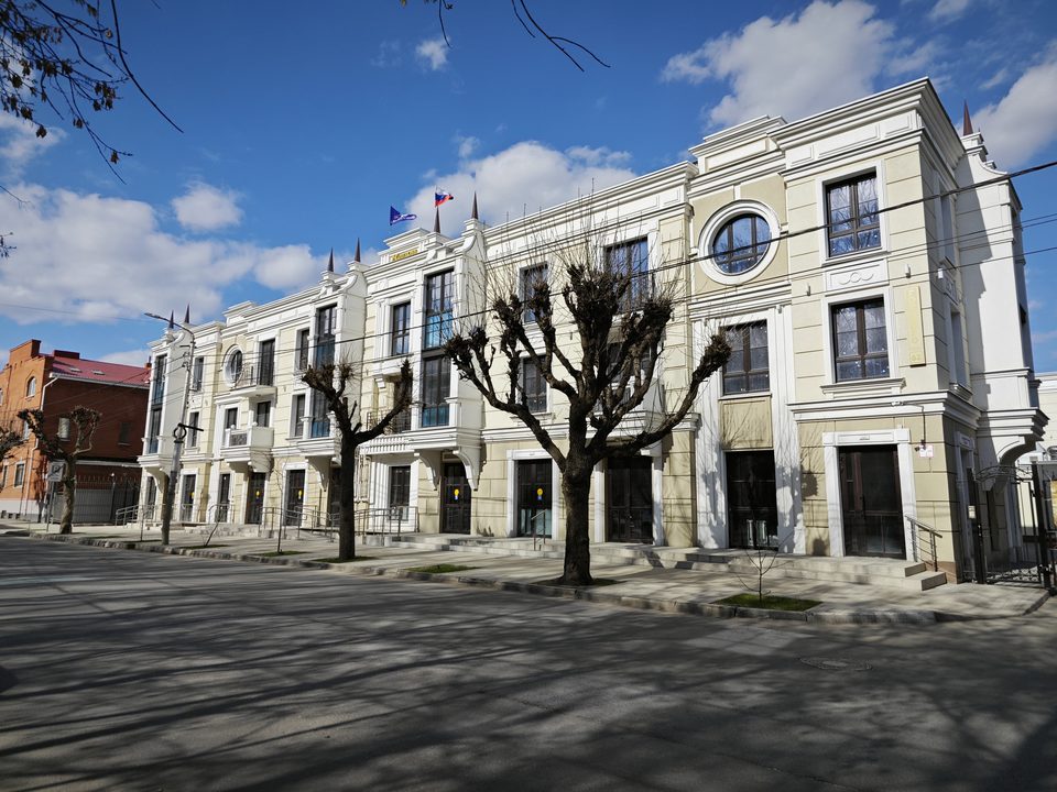 Многоквартирный жилой дом с нежилыми помещениями